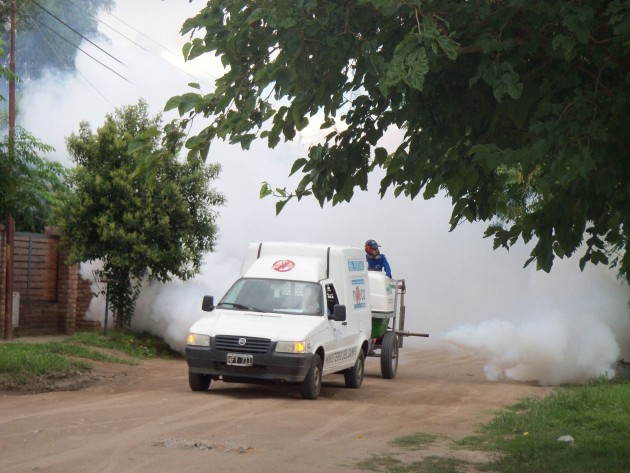 Continua la fumigación en  parajes por las inundaciones.