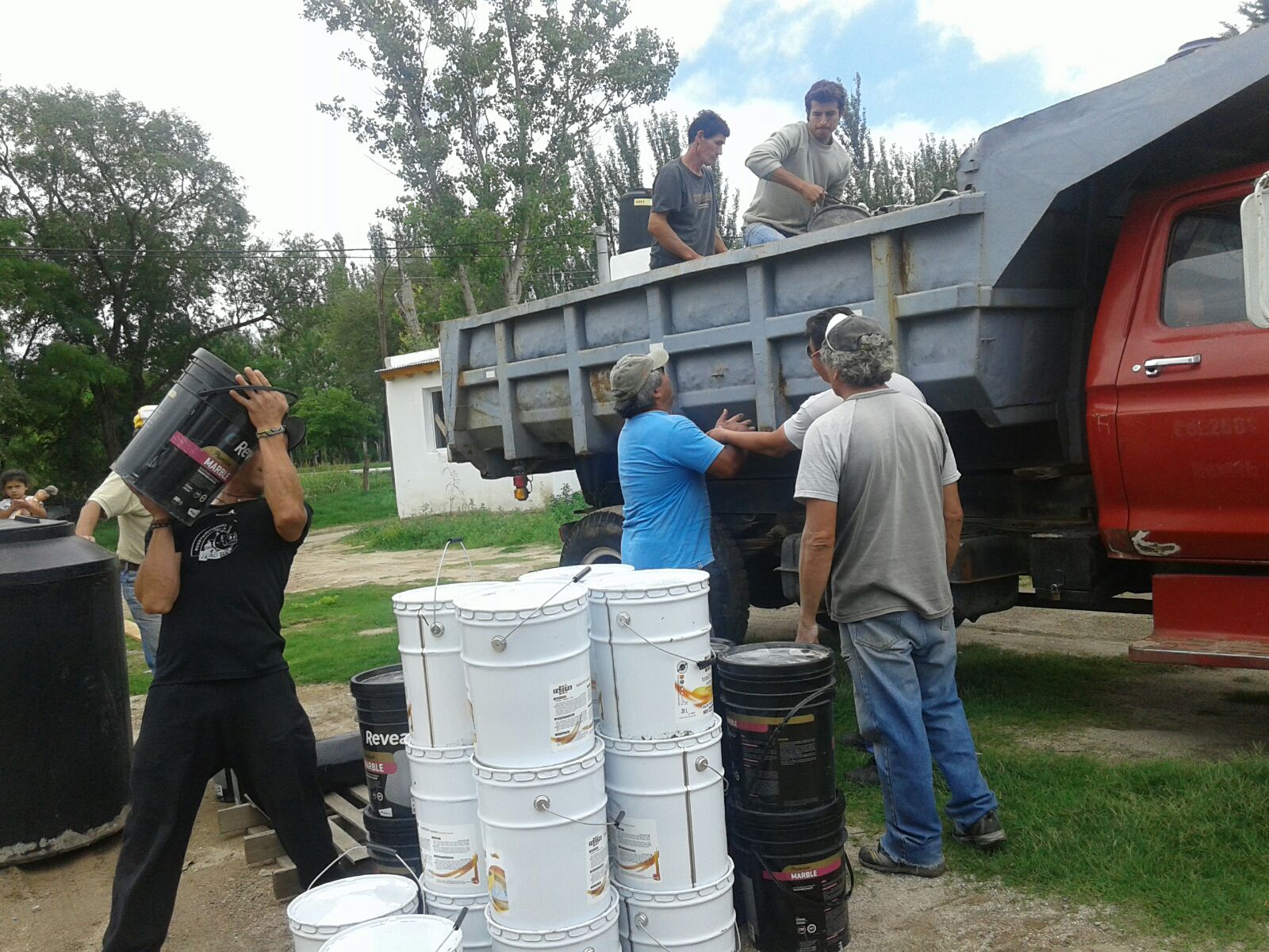 Finalizó la entrega de materiales para las viviendas de La Toma