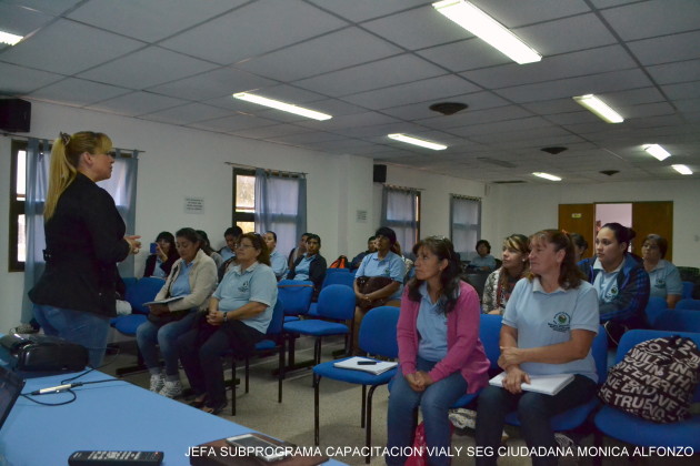 La subcomisario Mónica Alfonzo, a cargo del Subprograma Capacitación Vial y Seguridad Ciudadana,durante la capacitación.