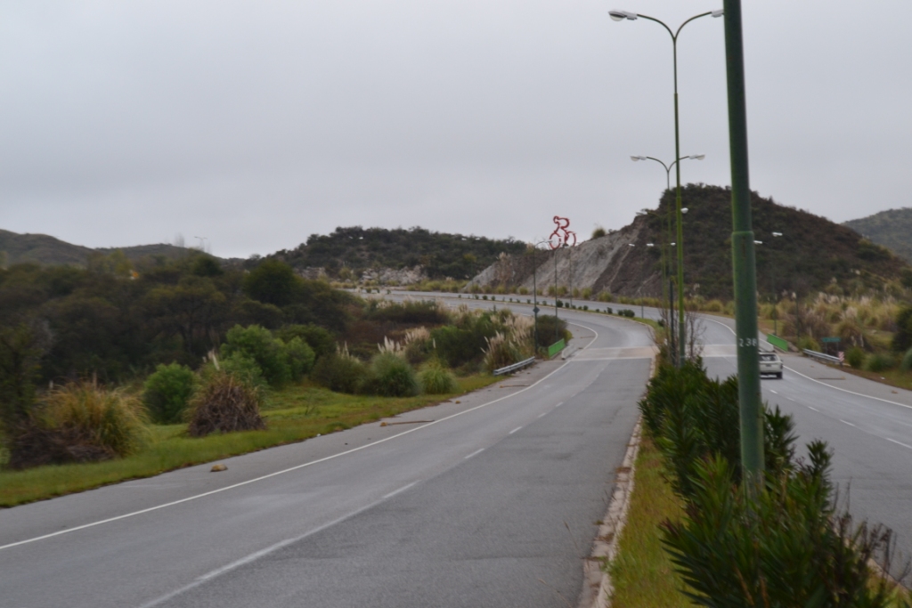 Circular con precaución por asfalto mojado en los caminos de la provincia