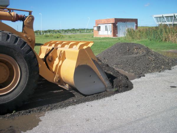 Repararon banquinas erosionadas para evitar la formación de lagunas