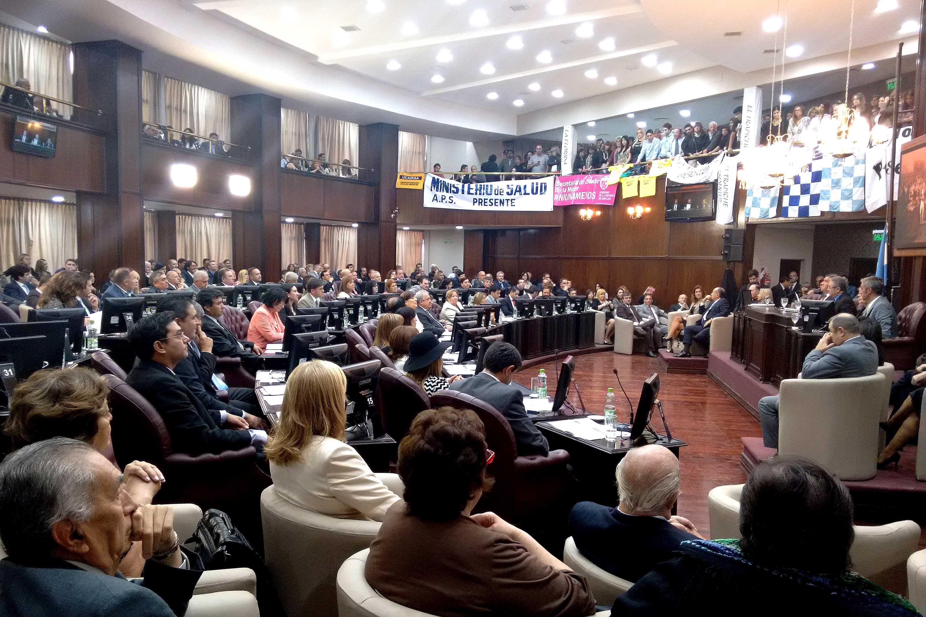 Cómo se desarrolla el acto en la Legislatura