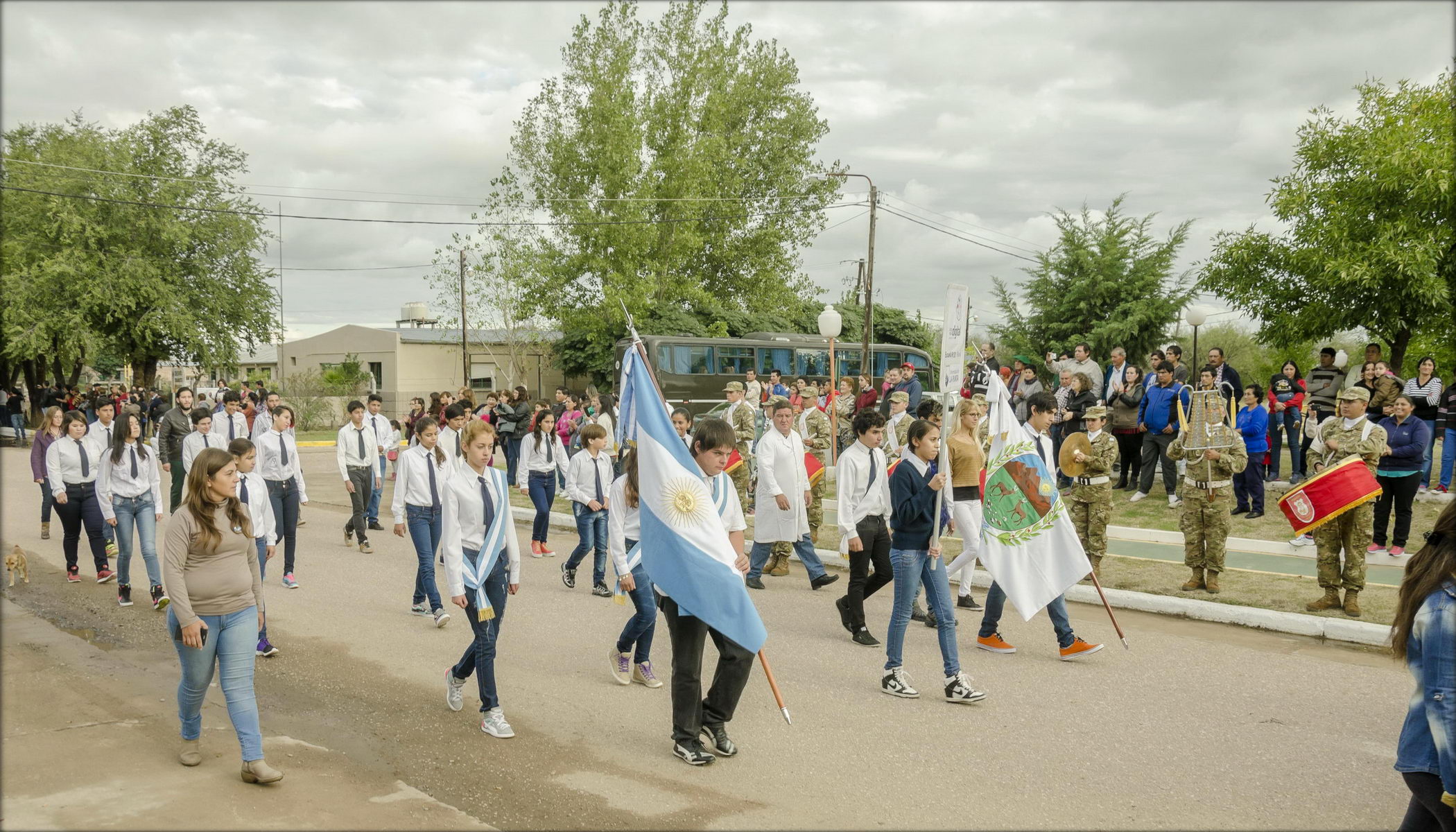 Los alumnos de la EPD de Navia participaron de un tradicional desfile popular