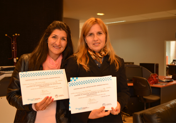 Susana Coria y Cristina Leyes con sus certificados.