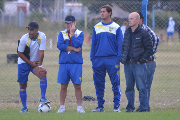 Ramacciotti, Sanfilippo y dirigentes observan la práctica.