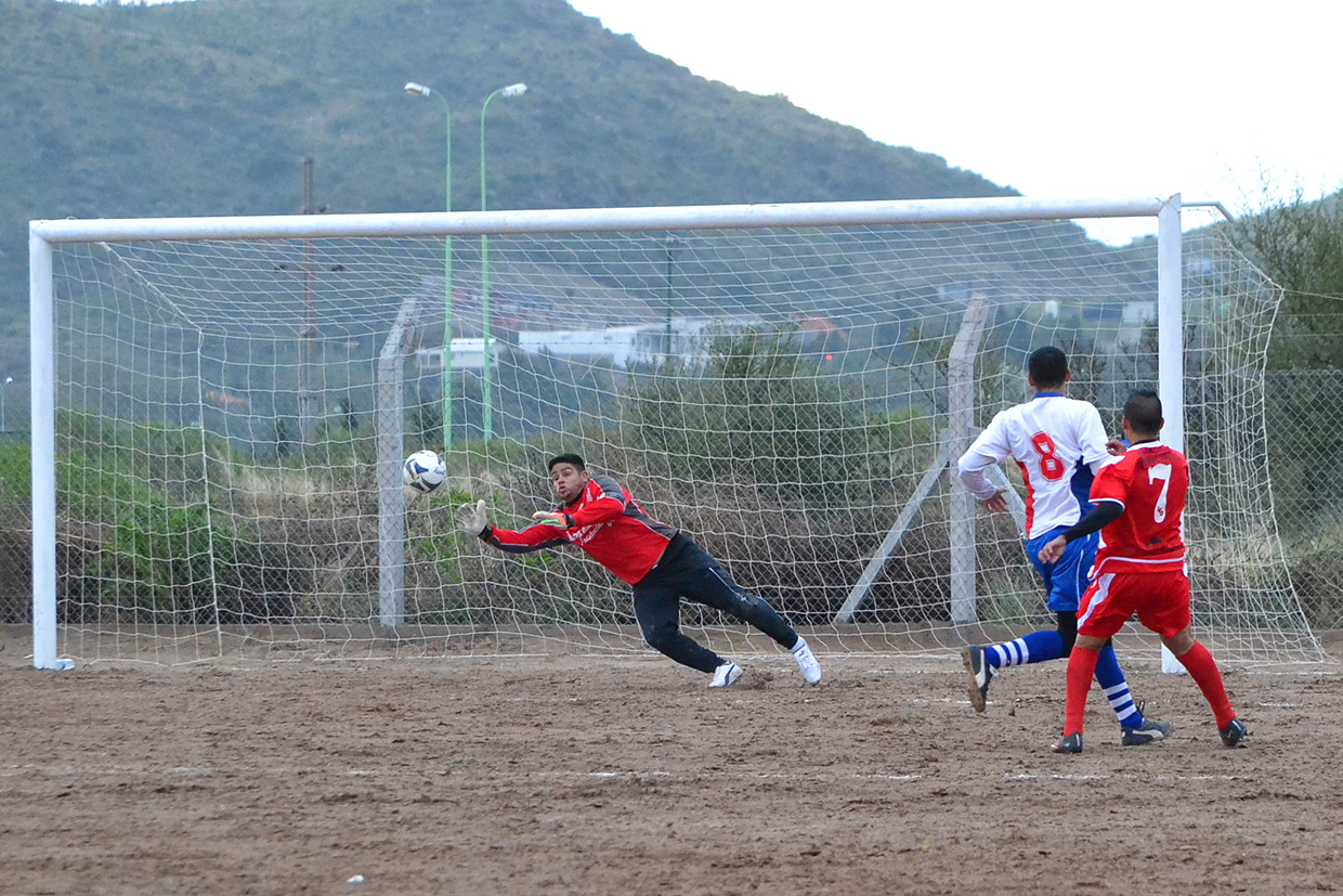 Se jugaron tres partidos del fútbol local