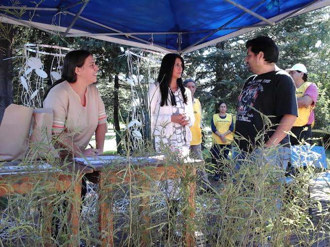 Entregan ejemplares de algarrobo blanco en la Plaza del Cerro