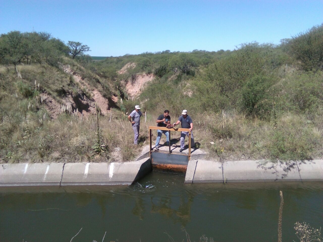 Limpieza de canales y trabajos de desembanque en Río Nuevo