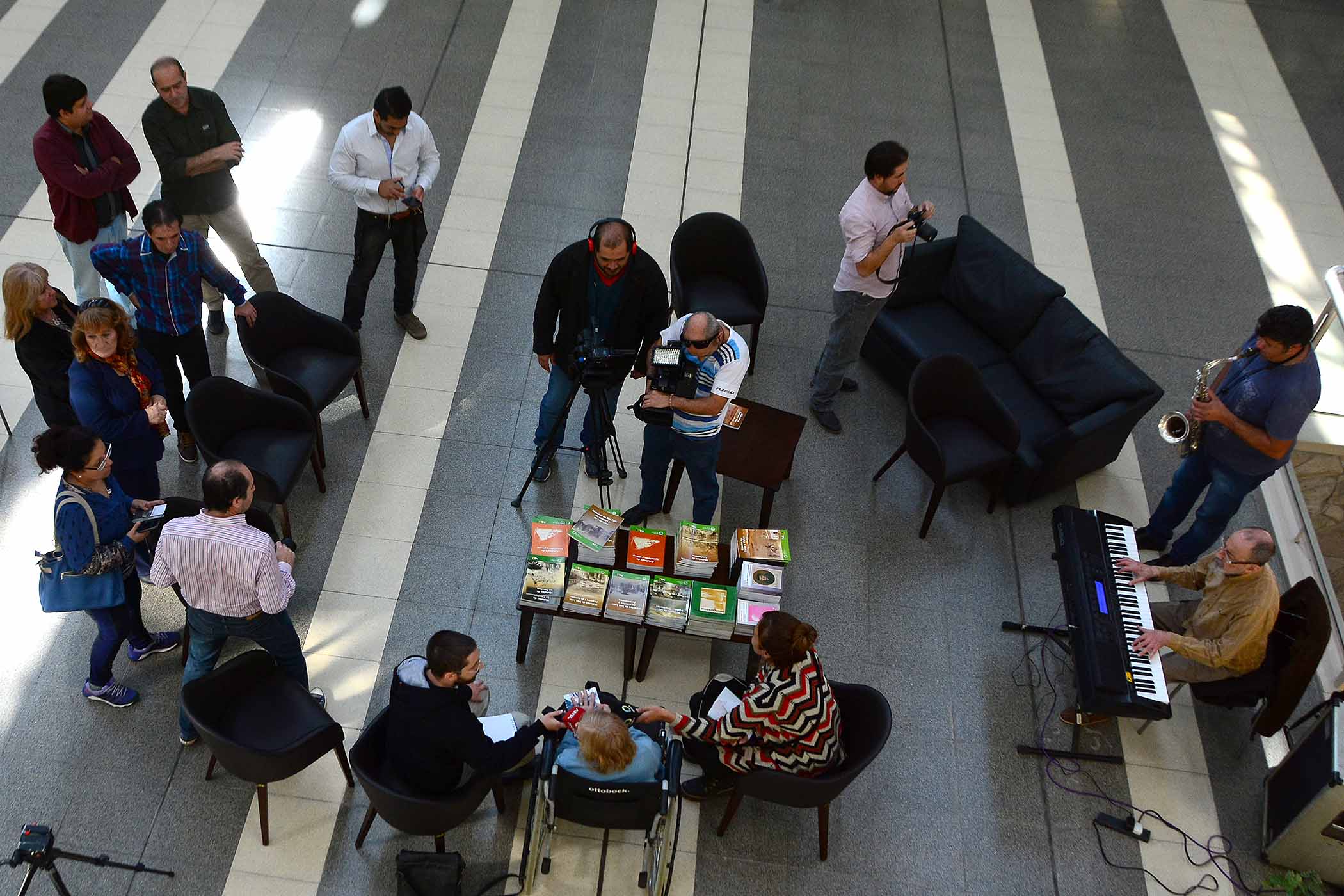 Música y poemas en la terminal para festejar el Día Mundial del Arte