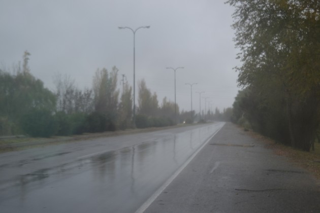Visibilidad reducida por lluvia y bancos de niebla.