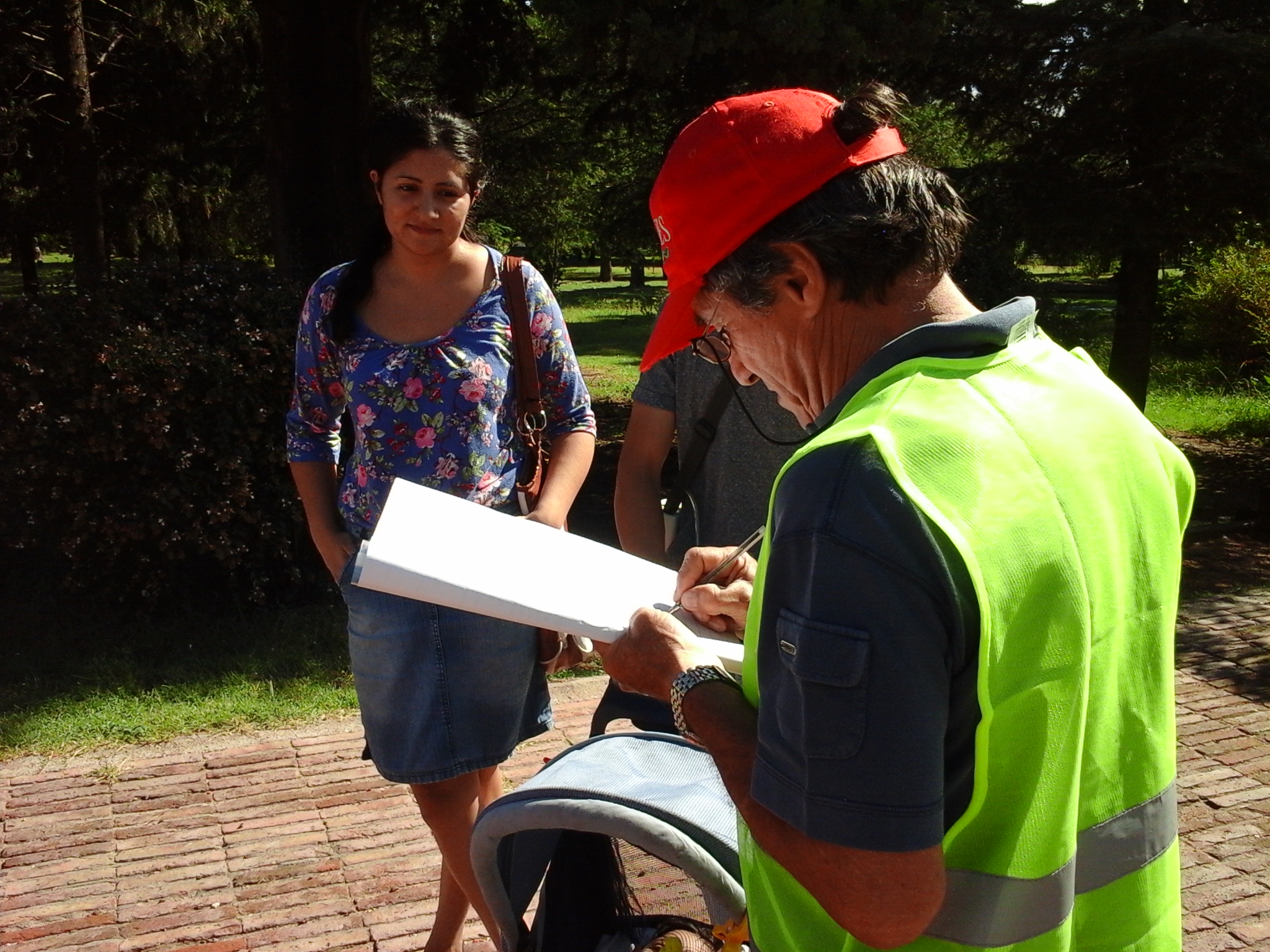 Entregan instructivo de usos y costumbres en parques de la provincia