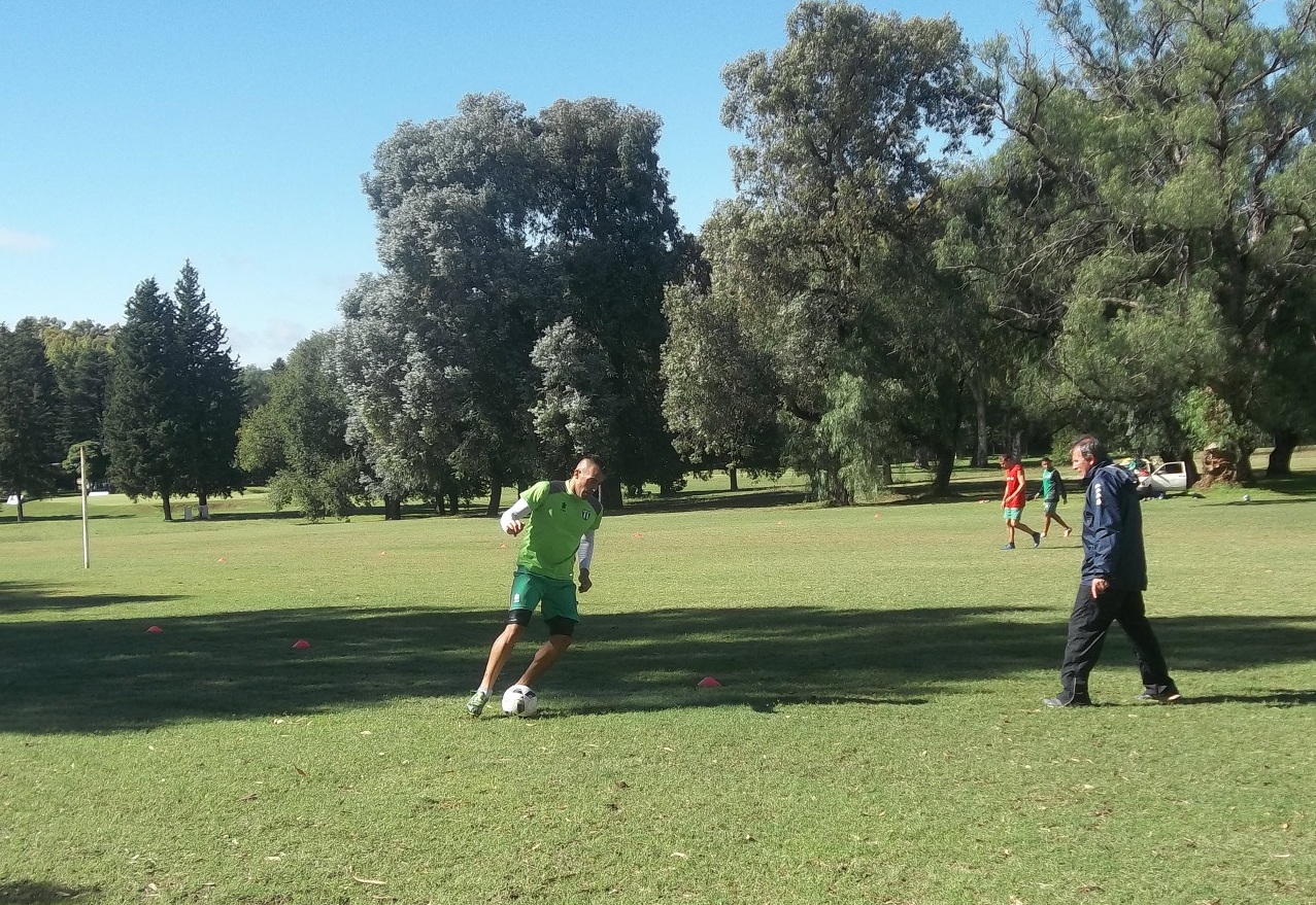 Estudiantes jugará el domingo a las 16:00 y tiene a Felice habilitado