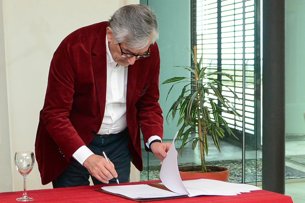 El gobernador Alberto Rodríguez Saá firmó el decreto de homologación de los convenios Gobierno - municipios y llamó a licitación para la realización de obras pavimento e iluminación en 37 municipios. 