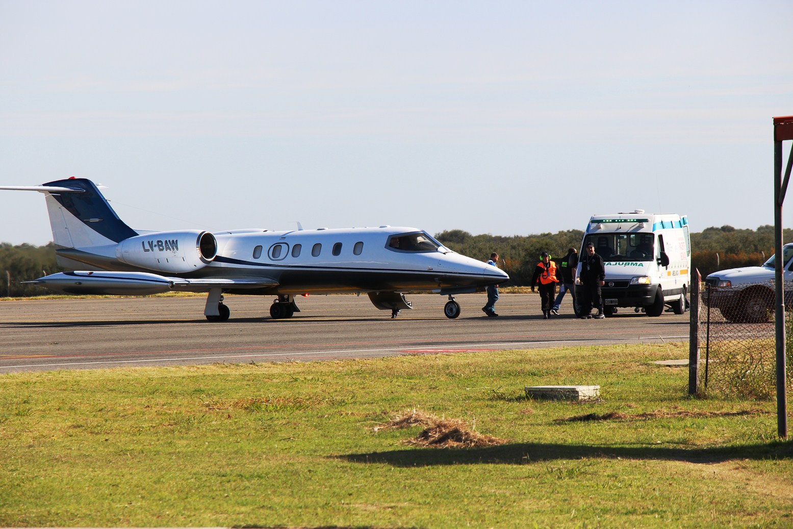 Operativo de traslado en un avión sanitario