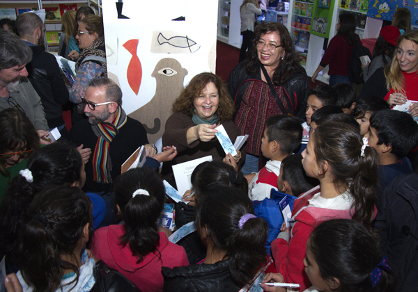 Los alumnos conocieron y saludaron a Istvansch, autor de libros infantiles que ellos habían leído.