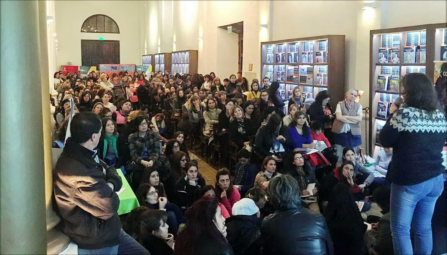 Más de 200 docentes se capacitaron para llevar poesía a las aulas