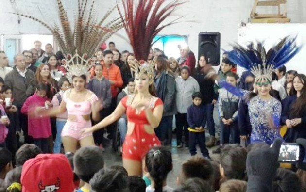 Hubo ritmo, color y alegría de Carnaval.