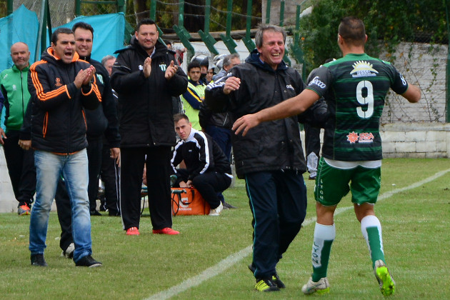 Felice festeja el gol con Arzubialde.