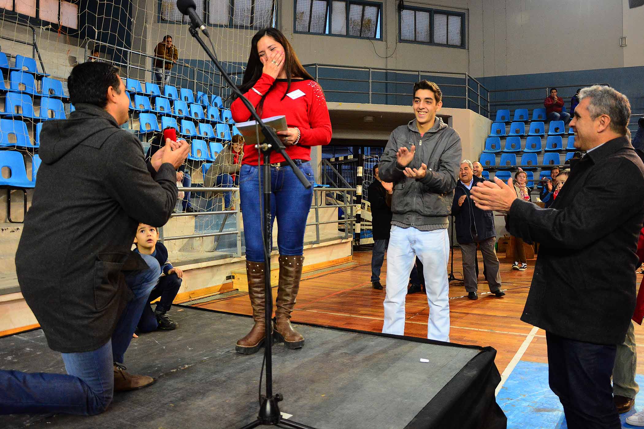 Le propuso casamiento en público en un acto de viviendas