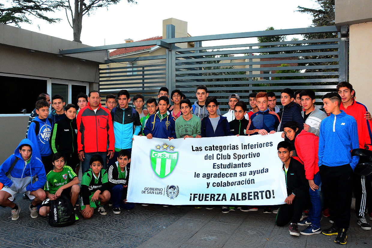 Jugadores de las inferiores de Estudiantes brindaron su agradecimiento al gobernador