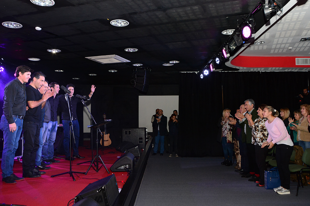  “Alma de guitarra” deleitó con su show folclórico en el Ciclo Cultural