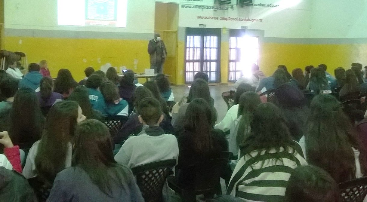 Elnes Bolling compartió su experiencia con alumnos de la Escuela “Puertas del Sol”