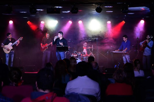 Gustavo Quiroga (voz y bombo), José Roble (guitarra y voz), Miguel Aguilera (batería), Fabián Castillo (bajo), David Gonzales (1ª guitarra) y “Johnny” Ojeda (teclados y acordeón).