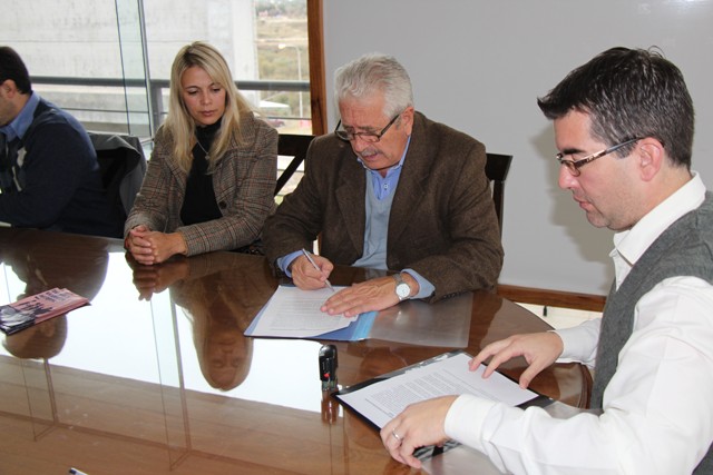 Firma de convenio con el intendente de Estancia Grande