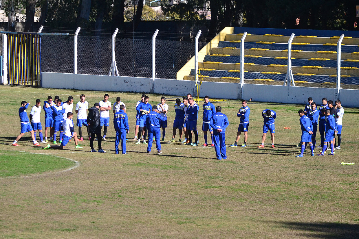 Juventud entrenó en su cancha con la mente puesta en la final