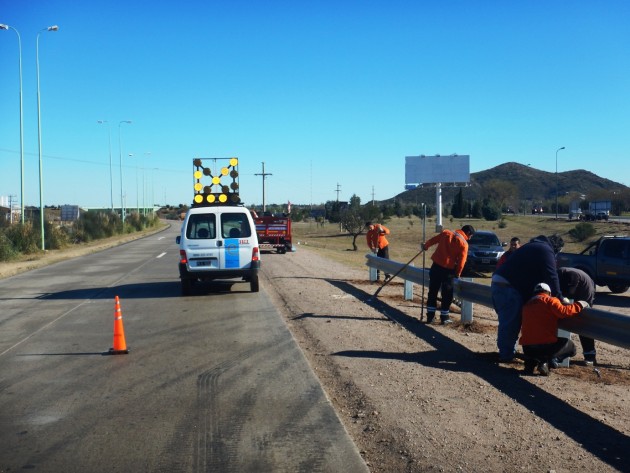 Trabajadores del Ente Control de Rutas comenzaron con la reposición y colocación de las estructuras de guardarraíles.