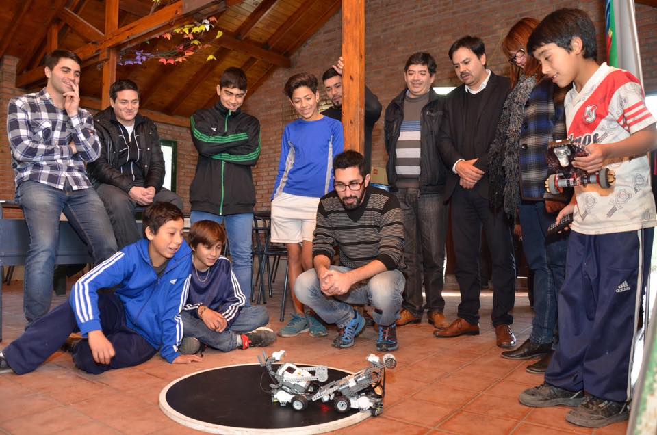 Los chicos del Tibiletti se divirtieron con los libros, robots y ajedrez de la ULP