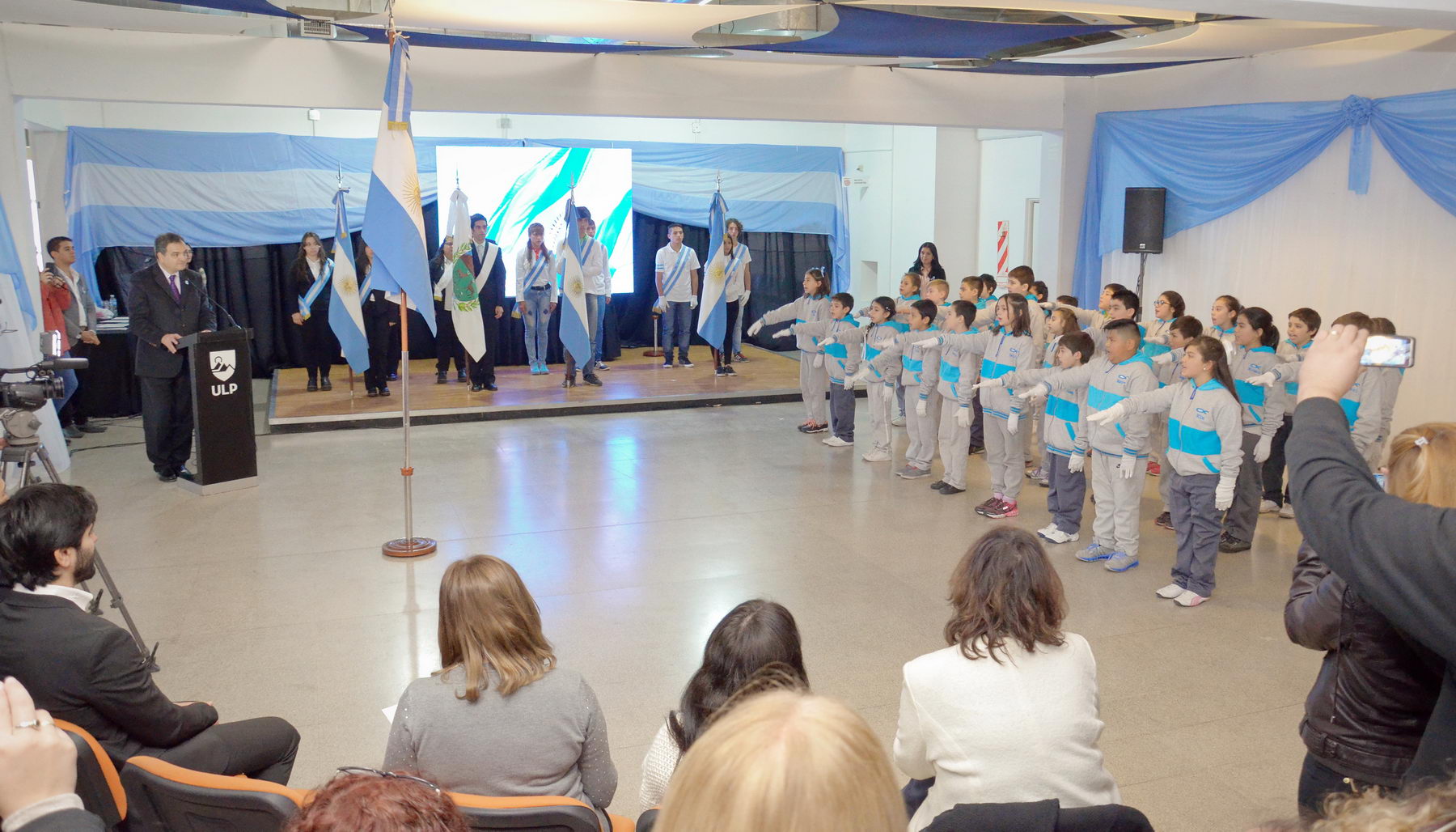 “¡Sí, prometo!”: en un emotivo acto, más de 100 alumnos de las EPD juraron lealtad a la Bandera