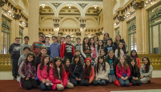 En su primer día en Buenos Aires, los chicos realizaron una visita guiada por el Teatro Colón.