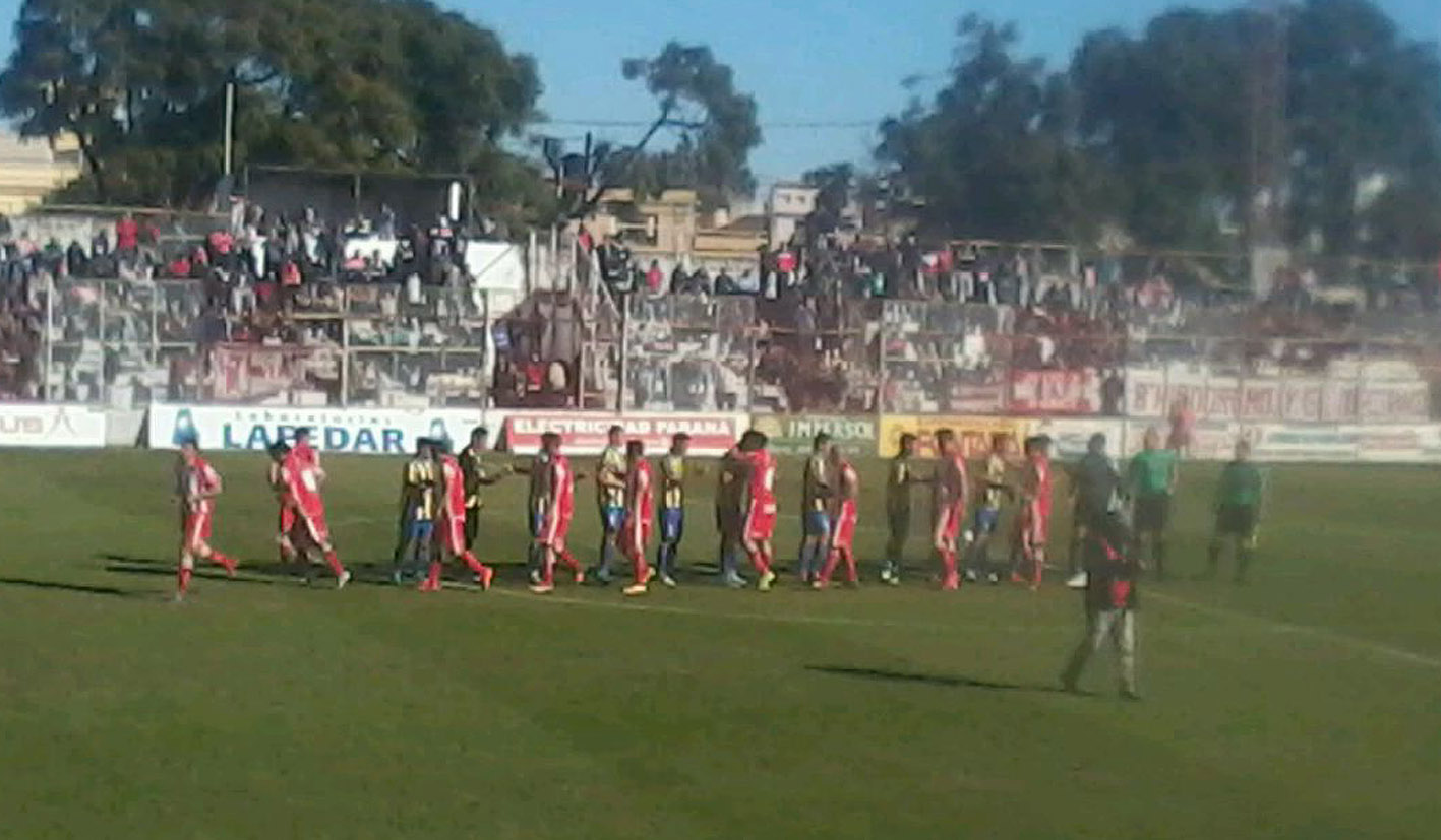 Juventud perdió 2 a 1 ante Atlético Paraná y sigue en descenso directo