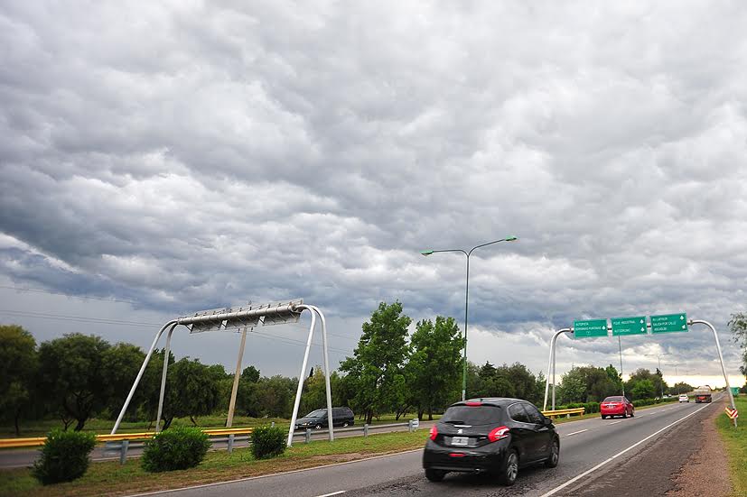 Las rutas y autopistas de la provincia están transitables y con visibilidad normal