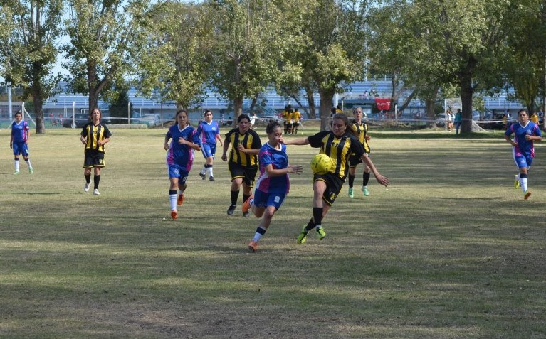 Las chicas vuelven a calzarse los botines para salir a la cancha