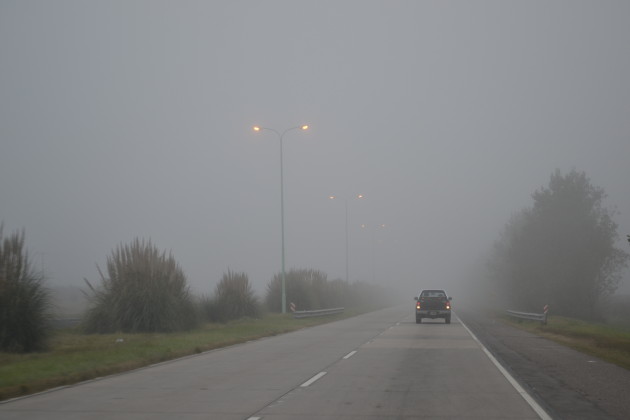 Circular con precaución por niebla y lloviznas en rutas.