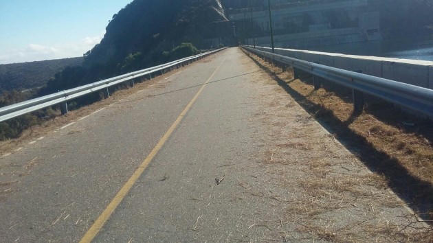 Corte de césped al costado del camino del dique Nogolí.