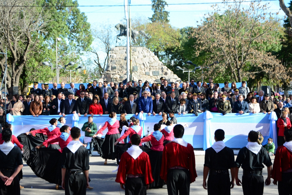 El gobernador Alberto Rodríguez Saá encabezó el desfile por el Bicentenario