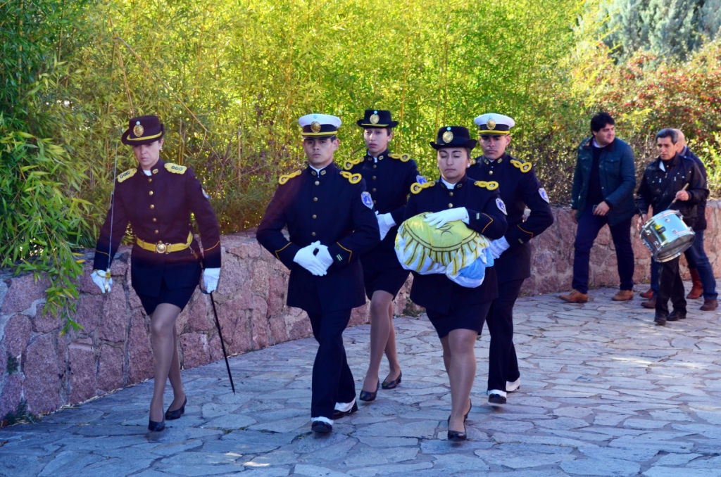 Cadetes del Instituto de Seguridad ofrecieron una guardia de honor a los granaderos puntanos