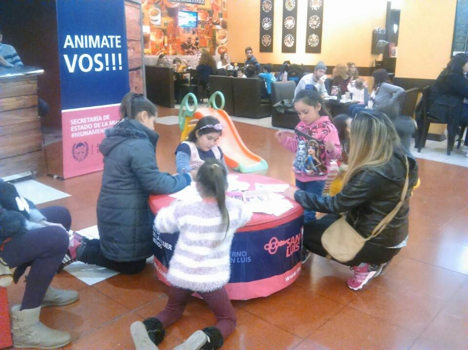 La Secretaría de la Mujer realizó una campaña de concientización en el shopping de San Luis