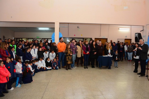 El gobernador encabezó el inicio de obras de pavimentación e iluminación de seis cuadras en La Calera.