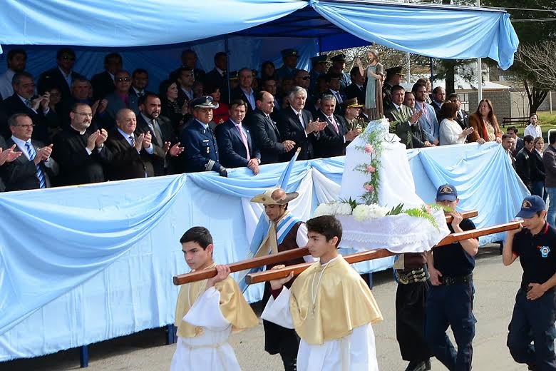 El gobernador encabezó el desfile en honor a José de San Martín