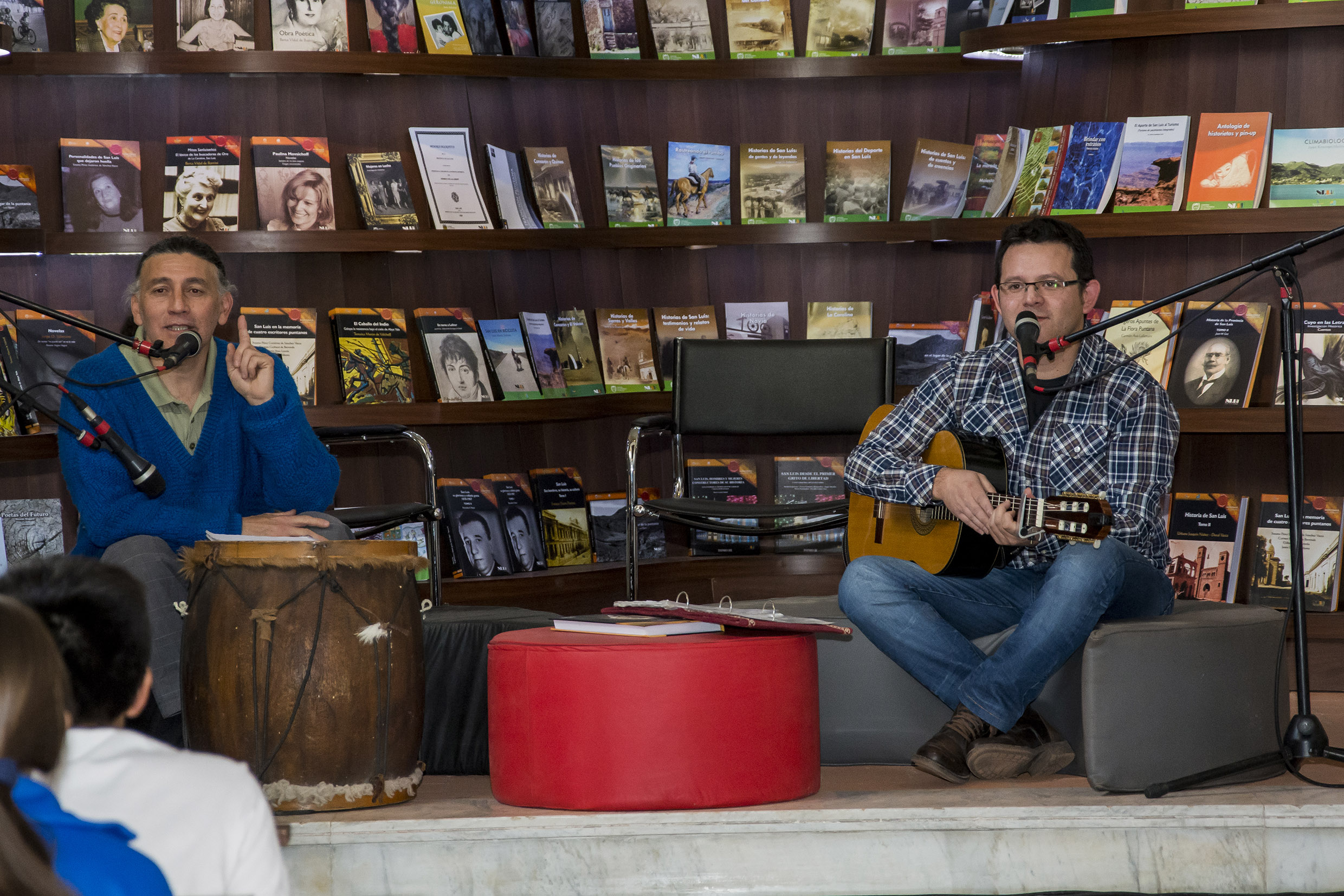 Presentaron “Entre historias y canciones”