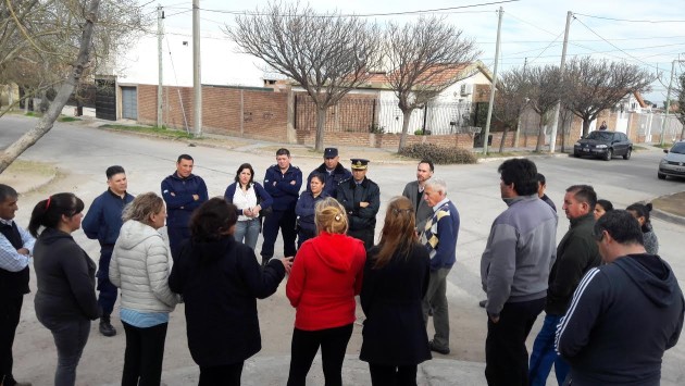 Los vecinos del Cerro de la Cruz participaron activamente en la reunión destinada a optimizar la seguridad en el barrio.