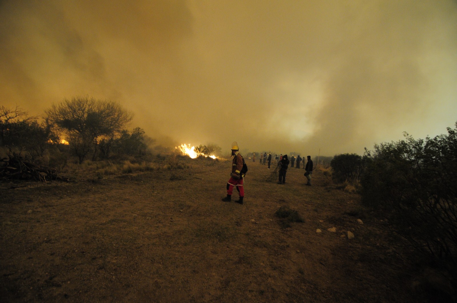 Trabajan para sofocar incendios en varios puntos de la provincia