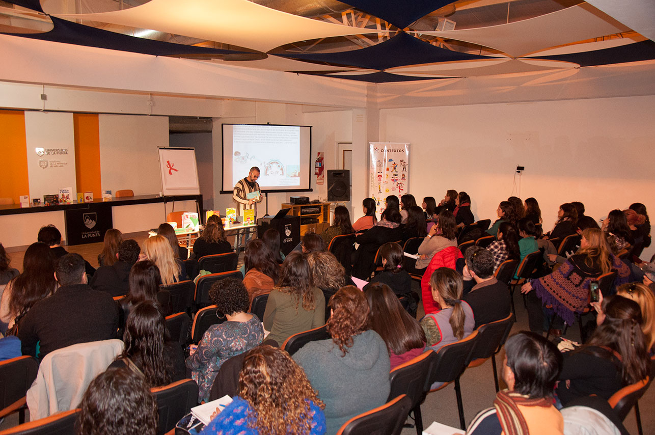 De la mano de un experto, más de 100 docentes se capacitan en literatura infantil en la ULP