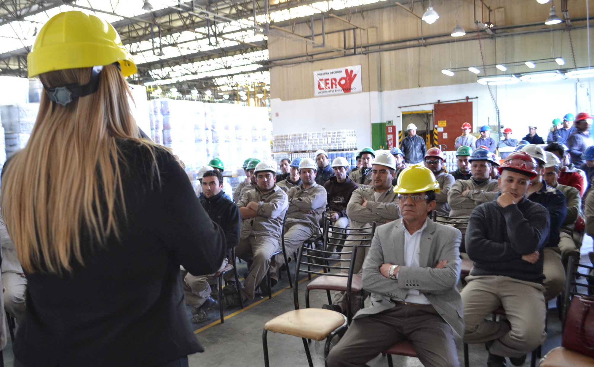 Empleados de una fábrica recibieron capacitación y certificados en conducción de autoelevador