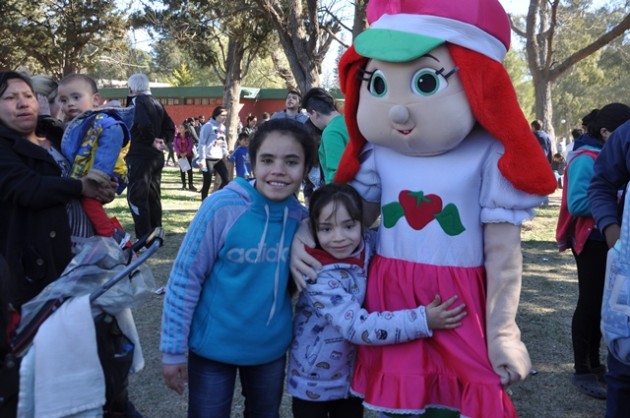 Los chicos se sacaron fotos con todos los personajes infantiles.