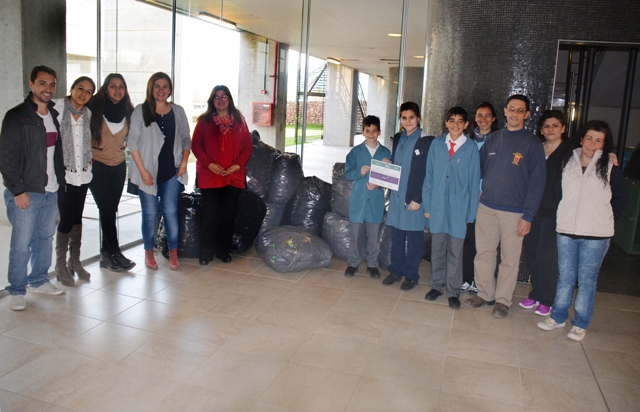 Alumnos del Instituto “Santo Tomás de Aquino” donaron más de media tonelada de tapitas